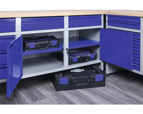 Pracovný stôl so zásuvkami a kufríkmi na náradie v skrini