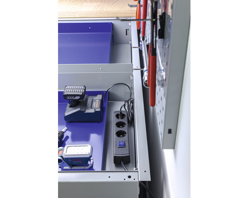 Pracovný stôl s predlžovacím káblom a náradím