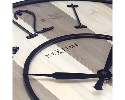 Detailný pohľad na nástenné hodiny NEXTIME s dreveným vzhľadom a ciferníkom