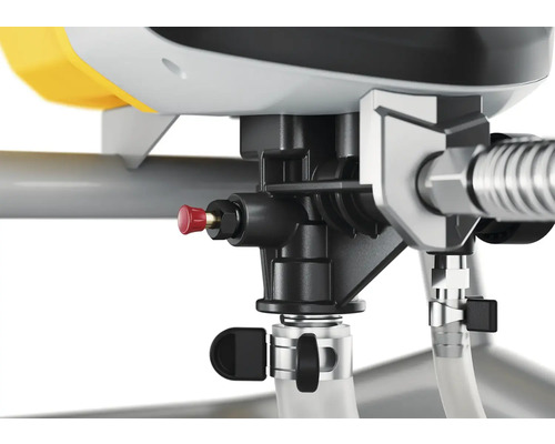 Detailný pohľad na striekacie zariadenie s čiernym regulátorom a červeným odvzdušňovacím ventilom