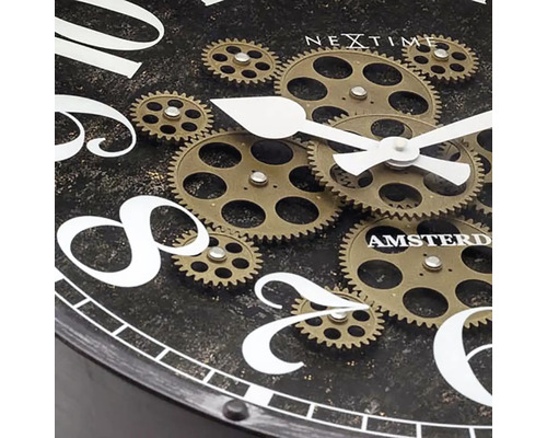 Dekoratívne nástenné hodiny so vzorom ozubeného kolesa a rímskymi číslicami.