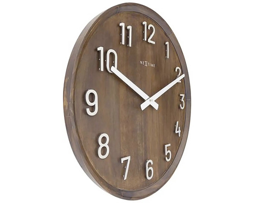 Drevené nástenné hodiny s bielymi číslicami a ručičkami