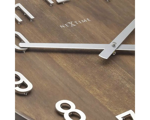 Nástenné hodiny Nextime s drevenou štruktúrou a striebornými ručičkami