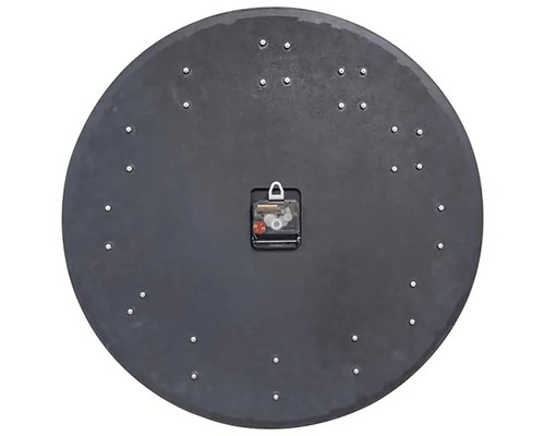 Zadná strana okrúhlych nástenných hodín so strojčekom