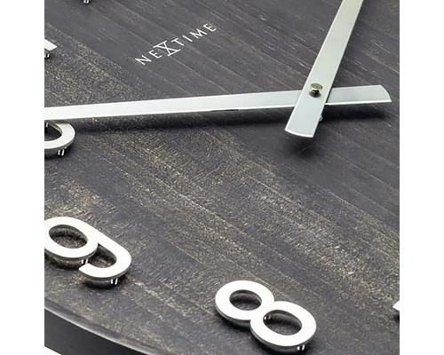 Detailný pohľad na nástenné hodiny Nextime s drevenou štruktúrou, číslicami a ručičkami