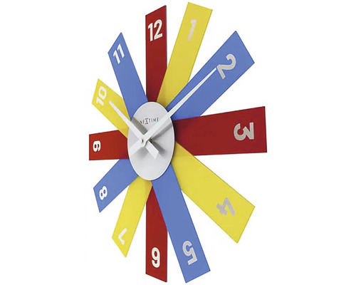 Nástenné hodiny s farebnými ciferníkmi a striebornými ručičkami