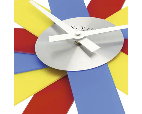 Nástenné hodiny s farebnými akcentmi a strieborným ciferníkom