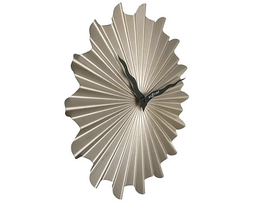 Dekoratívne nástenné hodiny so vzorom slnečných lúčov a čiernymi ručičkami