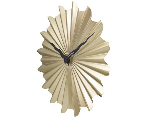Zlaté nástenné hodiny s lúčovitým vzorom pre interiérový dizajn
