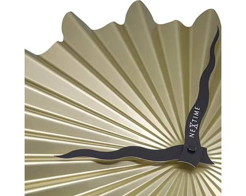 Detail nástenných hodín Nextime s radiálnym dizajnom a zakrivenými ručičkami