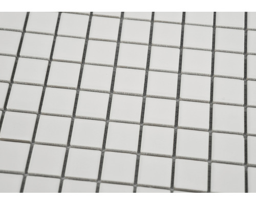 Detail bielych štvorcových mozaikových obkladov