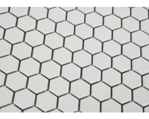 Detail bielych šesťuholníkových dlaždíc