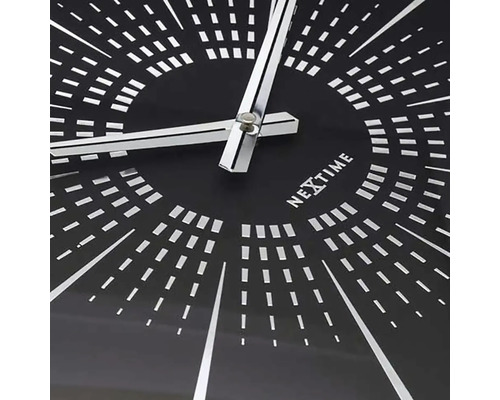 Detailný pohľad na nástenné hodiny Nextime so striebornými ručičkami a ciferníkom