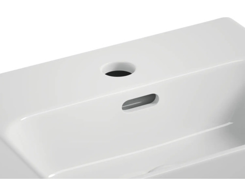 Detailný pohľad na biele keramické umývadlo s otvorom pre batériu a prepadom