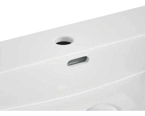 Detailný pohľad na umývadlo s otvorom pre vodovodnú batériu a prepadom