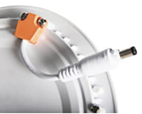 Detailný pohľad na LED panel s pripojovacím káblom