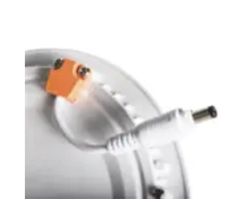 Detail LED panela s pripojovacím káblom a svorkou