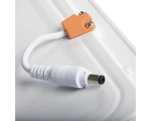 Biely kábel s konektorom a svorkou