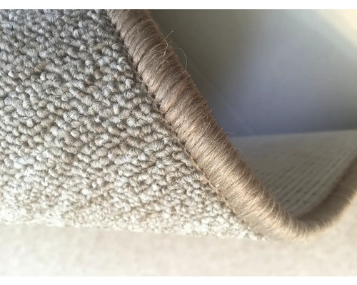 Detailný záber koberca s obšívanými okrajmi