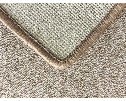 Detailný pohľad na koberec s textilným podkladom a obrúbenými okrajmi