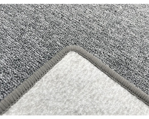 Detail šedého koberca s textilným podkladom