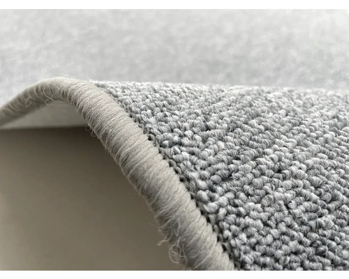 Detail šedého koberca s okrajom