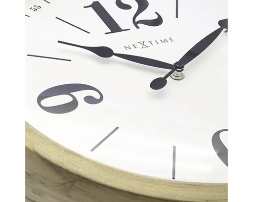 Detail nástenných hodín Nextime s ciferníkom