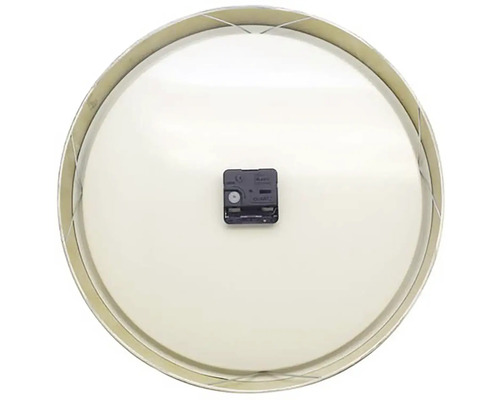 Zadná strana okrúhlych nástenných hodín so strojčekom