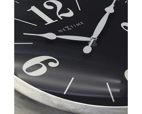 Detailný záber nástenných hodín Nextime s hodinovou, minútovou a sekundovou ručičkou