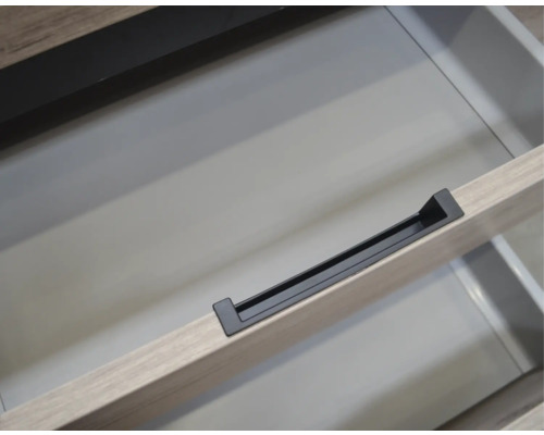 Otvorená zásuvka s úchytkou