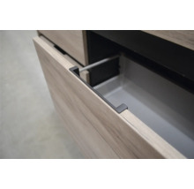 Detailný záber otvoreného zásuvkového prvku s úchytkou