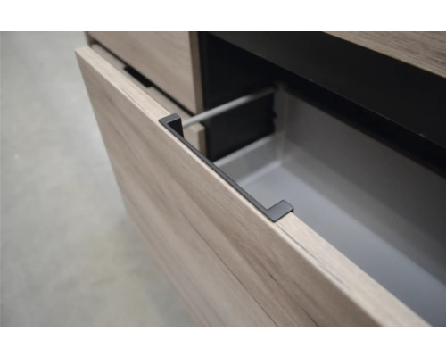 Detailný záber otvoreného zásuvkového prvku s úchytkou