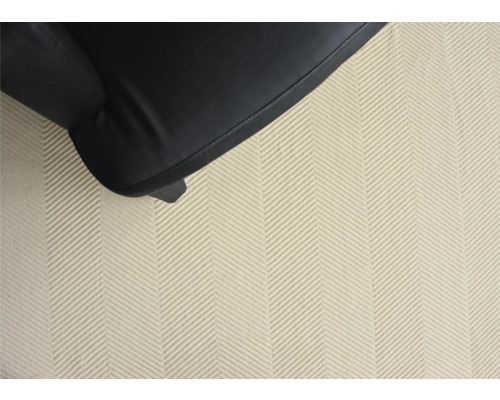 Koberec s rybím vzorom a kus nábytku