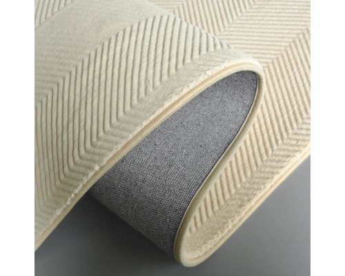 Detailný pohľad na koberec so vzorom cik cak