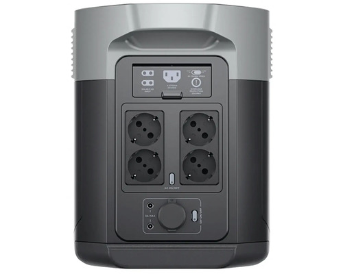 Zadná strana prenosnej elektrárne so zásuvkami a konektormi pre solárnu energiu