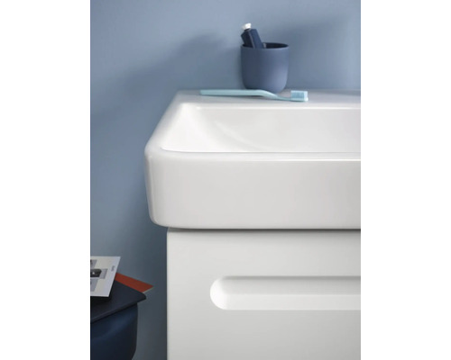 Detail kúpeľne s umývadlom, pohárom na zubné kefky a zubnou kefkou