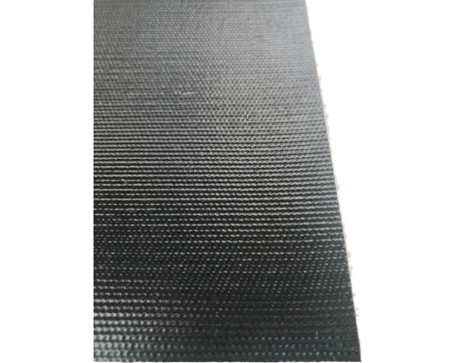 Detail štruktúrovanej, čiernej podlahovej krytiny.