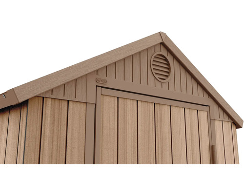 Detailný pohľad na záhradný domček s vetracou mriežkou a sedlovou strechou