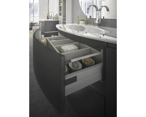 Kúpeľňa s otvoreným zásuvkovým prvkom na uloženie kúpeľňových potrieb