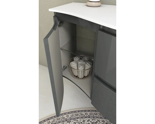 Kúpeľňový nábytok s otvorenými dverami, sklenenou policou a uterákmi v košíku