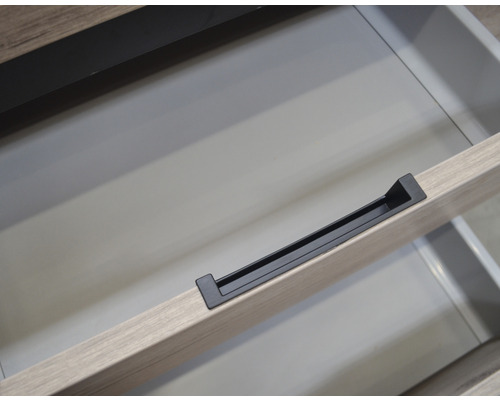 Otvorená zásuvka s úchytkou