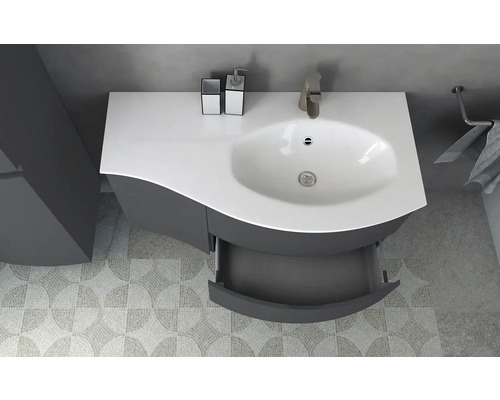 Kúpeľňová skrinka s otvorenou zásuvkou, batériou a držiakom na uteráky v kúpeľni