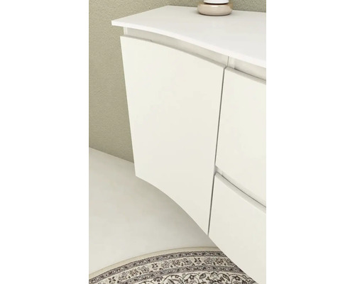 Detail bielej kúpeľňovej skrinky so zakrivenými dvierkami