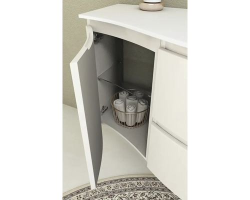 Detailný záber kúpeľňovej skrinky s otvorenými dverami, na ktorých sú uteráky v košíku