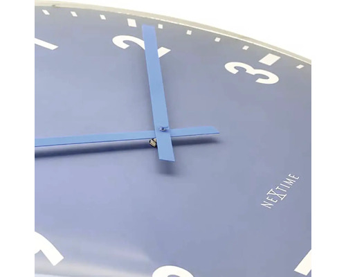 Detail nástenných hodín Nextime s ciferníkom a ručičkami