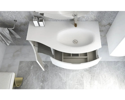 Kúpeľňa s umývadlovou skrinkou, otvorenou zásuvkou a batériou