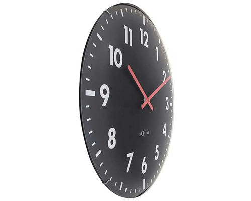 Nástenné hodiny s čiernym ciferníkom a červenými ručičkami