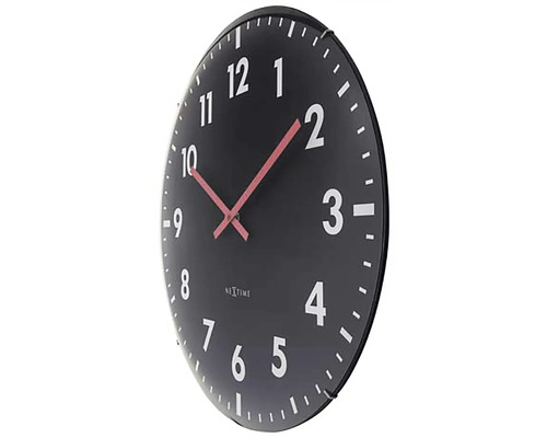Nástenné hodiny s analógovým displejom a arabskými číslicami