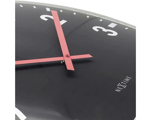 Detailný pohľad na nástenné hodiny Nextime s hodinovou a minútovou ručičkou