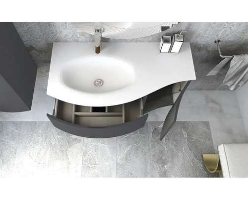 Pohľad zhora na kúpeľňu s umývadlom, zásuvkou a vodovodnou batériou